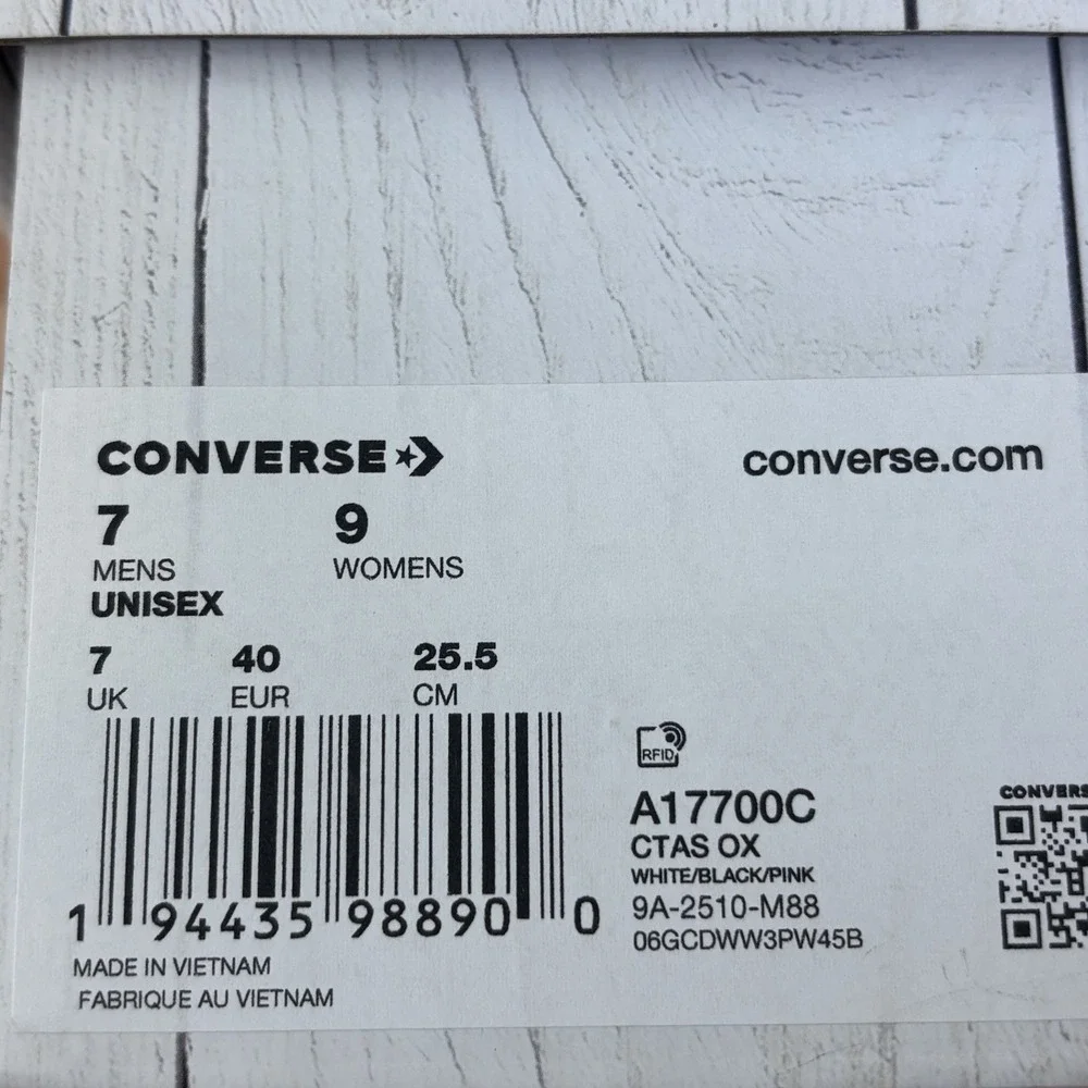 Converse HELLO KITTY And Friends Chuck Taylor White Low Sneakers Women's Sz 9